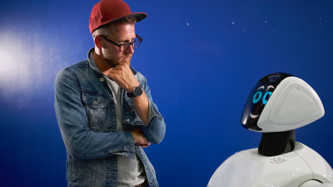 hombre interactúa con un robot