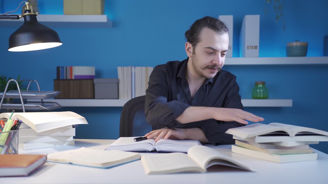 un hombre investigador decodificando libros científicos históricos.