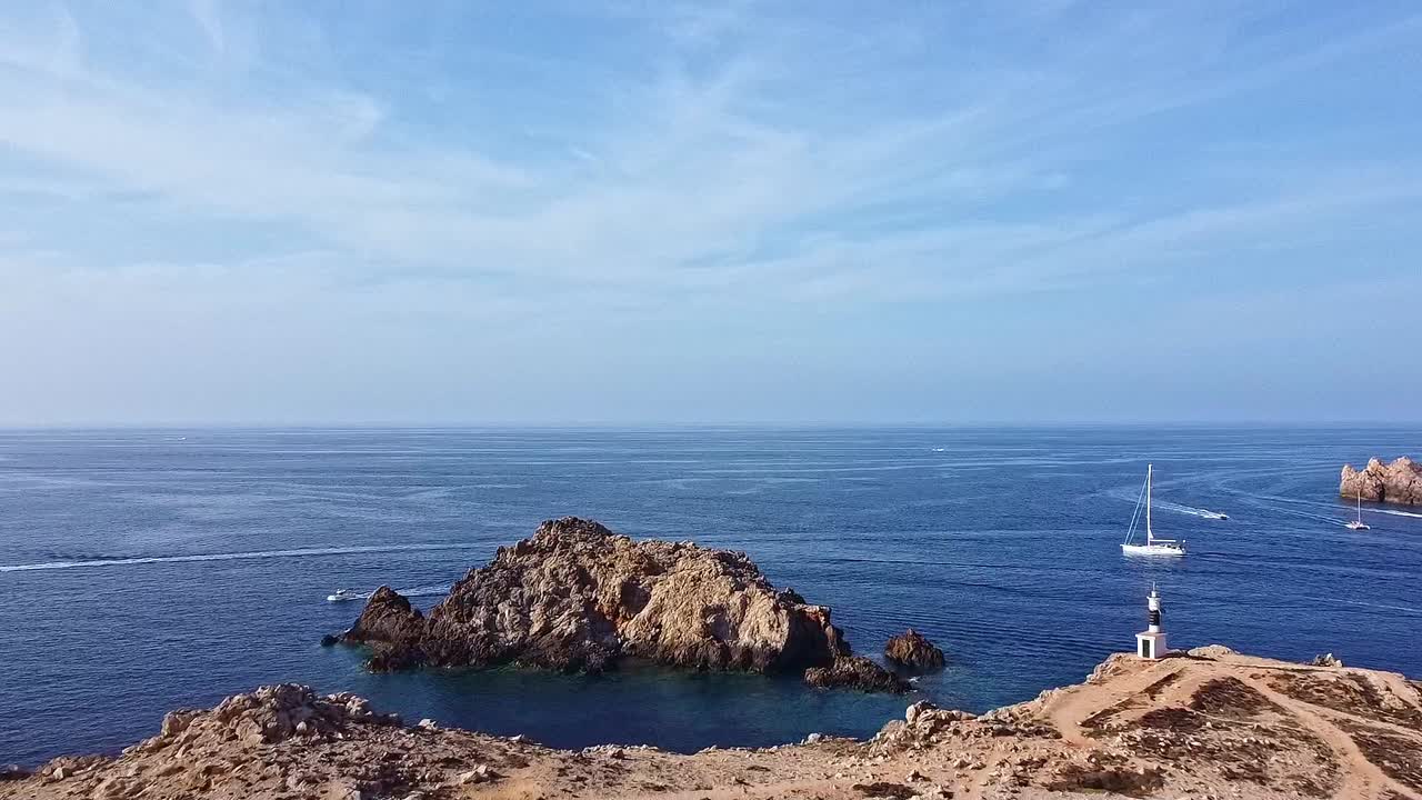 fornells, pintoresca ubicación de la bahía, aguas cristalinas, yate, antena