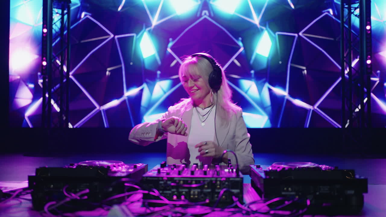 dj femenina actuando en el escenario