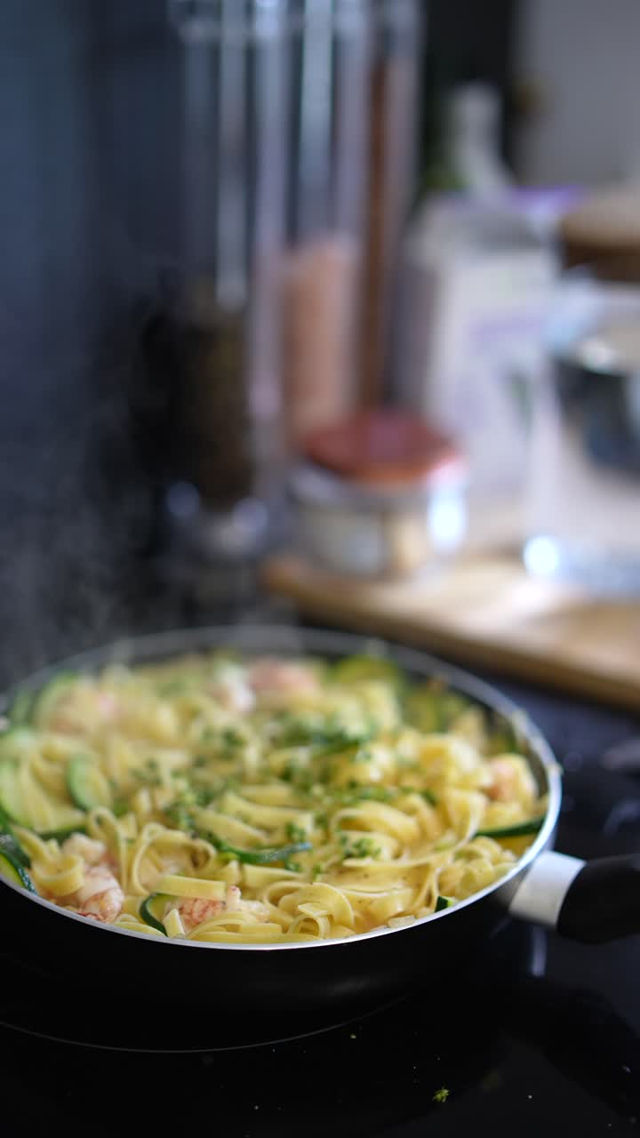 새우와 zucchini와 함께 파스타