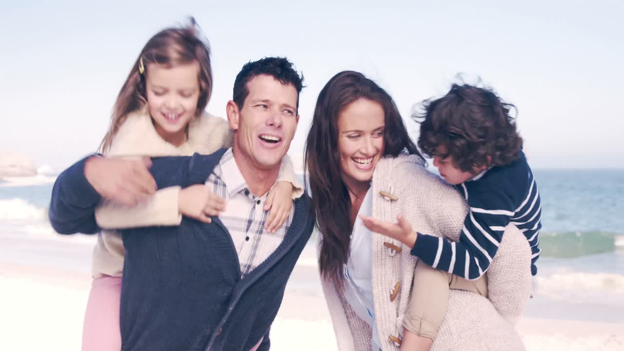 아이 들 을 등 에  ⁇ 고 있는 부모 들