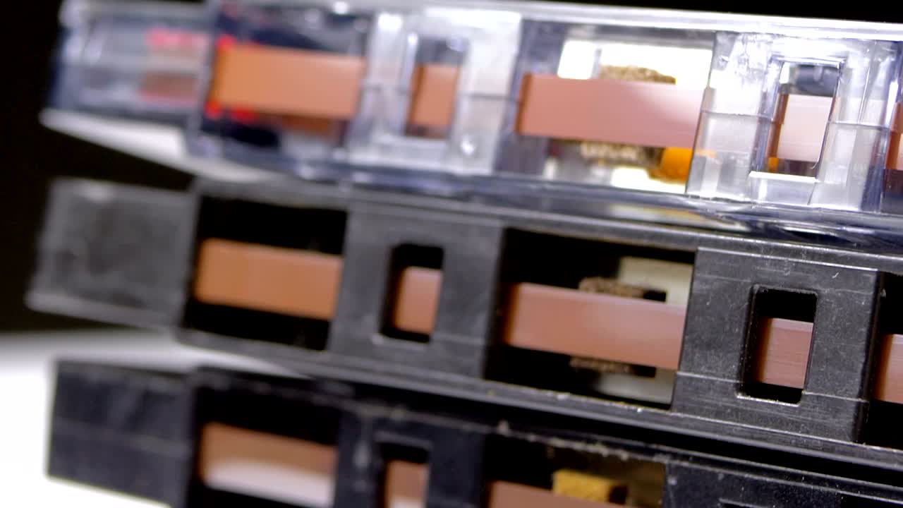 pila de cintas de audio en un fondo blanco