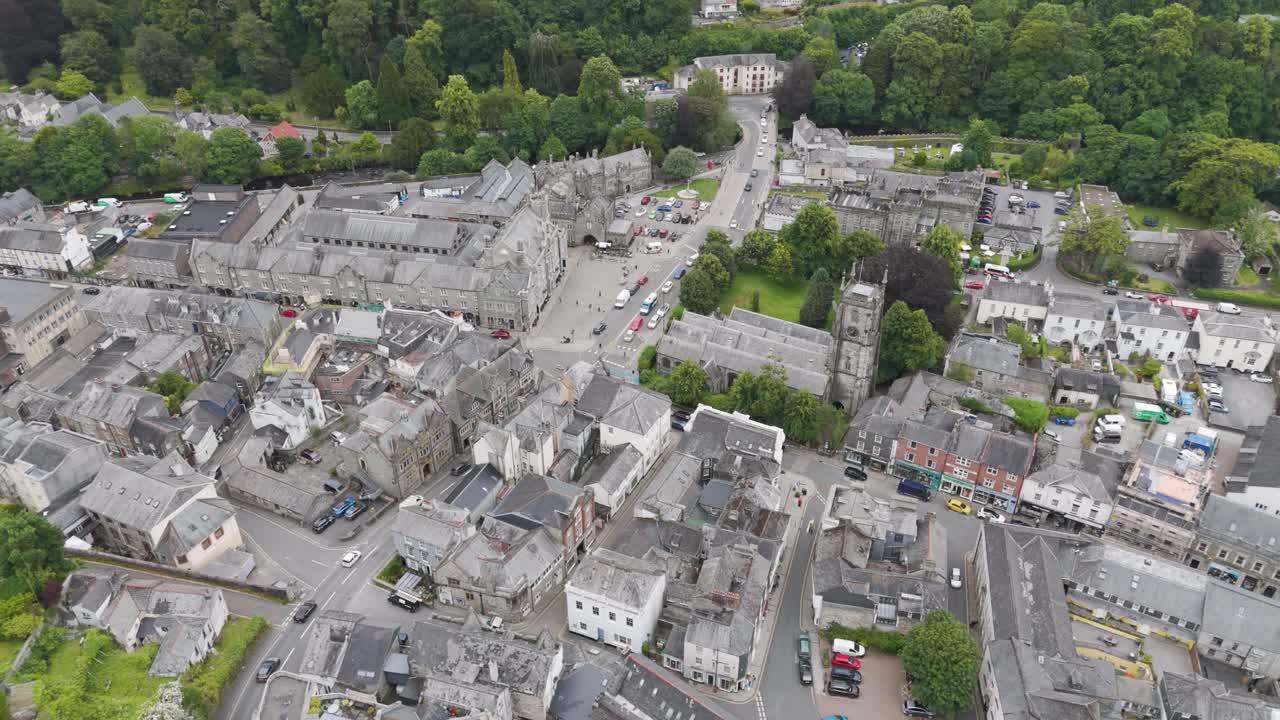 una toma de un avión no tripulado capturando la arquitectura histórica de tavistock y sus alrededores exuberantes, devon, reino unido