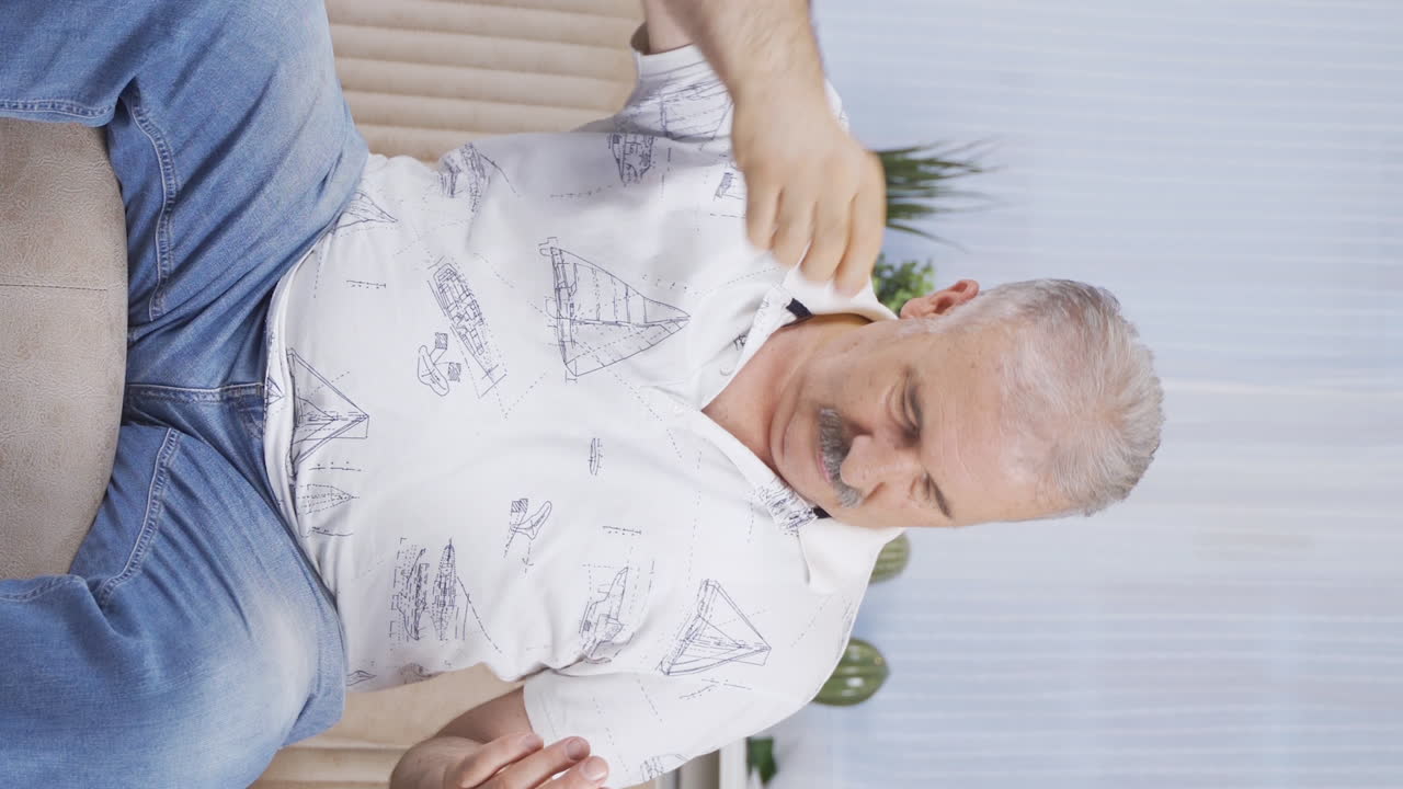 좋은  ⁇ 새가 나는  ⁇ 은이의 수직 비디오는 행복합니다.