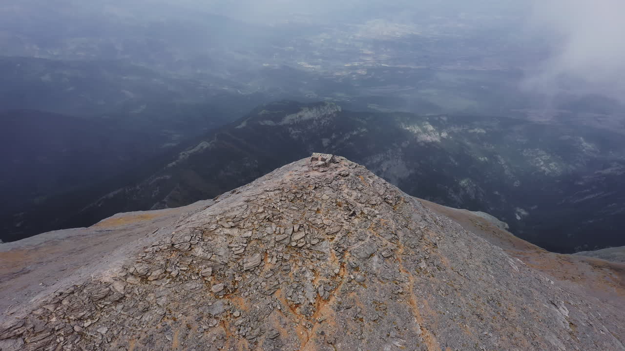 Riprese panoramiche lente con drone della Cappella del Profeta Elia situata sulla cima Profitis Ilias, nel paesaggio alpino del Monte Olimpo, Grecia.