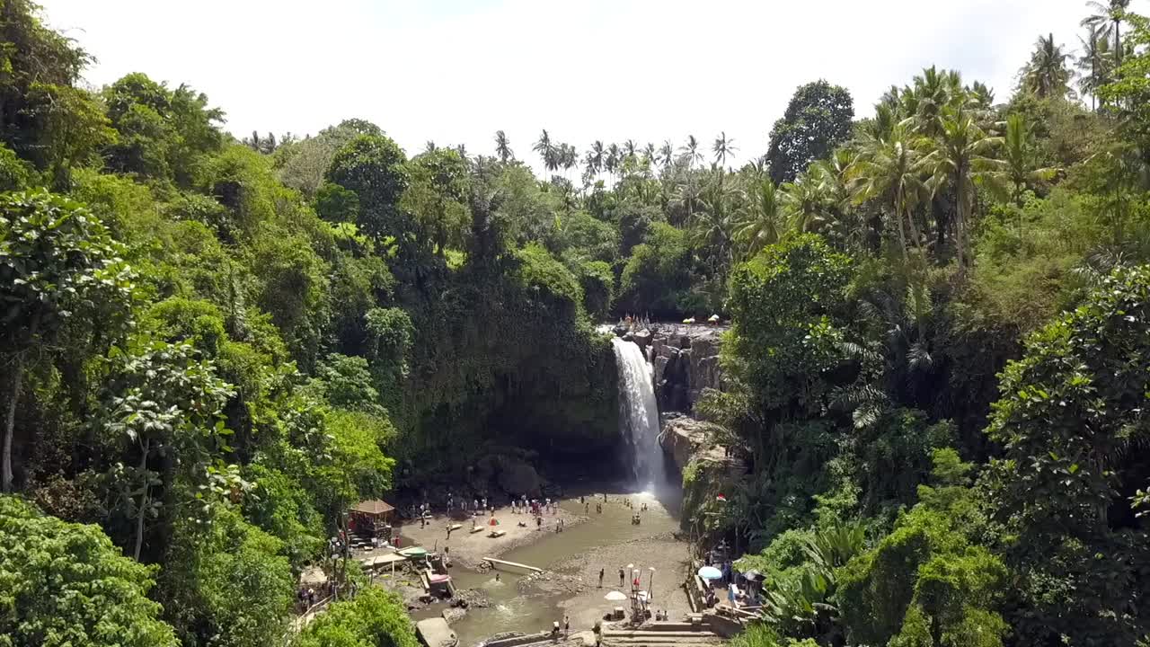 cascada de la selva de bali en cámara lenta