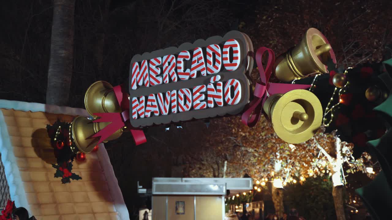 문 입구에 리본이 달린 크리스마스 벨