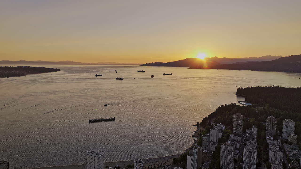 vancouver bc canada aerial v62 reserve flyover vecindario del west end capturando la playa de la bahía inglesa, la ensenada de burrard, la montaña y las vistas de la puesta de sol sobre la bahía - filmado con mavic 3 pro cine - julio 2023