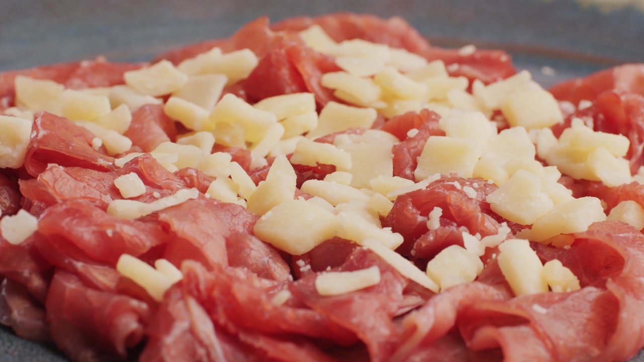 Primo piano di carpaccio di manzo con Parmigiano