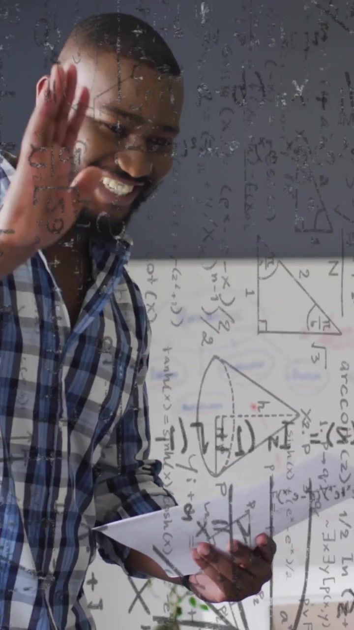 Animasi persamaan matematika di atas guru pria Afrika-Amerika yang sedang memberikan ujian