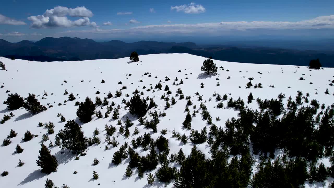 paisaje nevado visto desde un dron dji