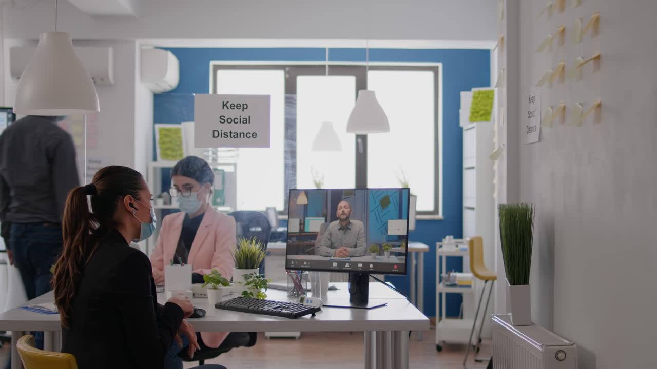 코로나 바이러스 감염을 예방하기 위해 의료 얼굴 마스크를 착용하는 동료