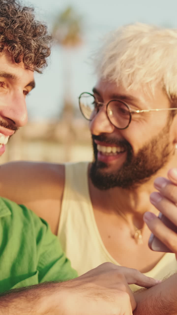 Due uomini felici che ridono e guardano uno smartphone insieme