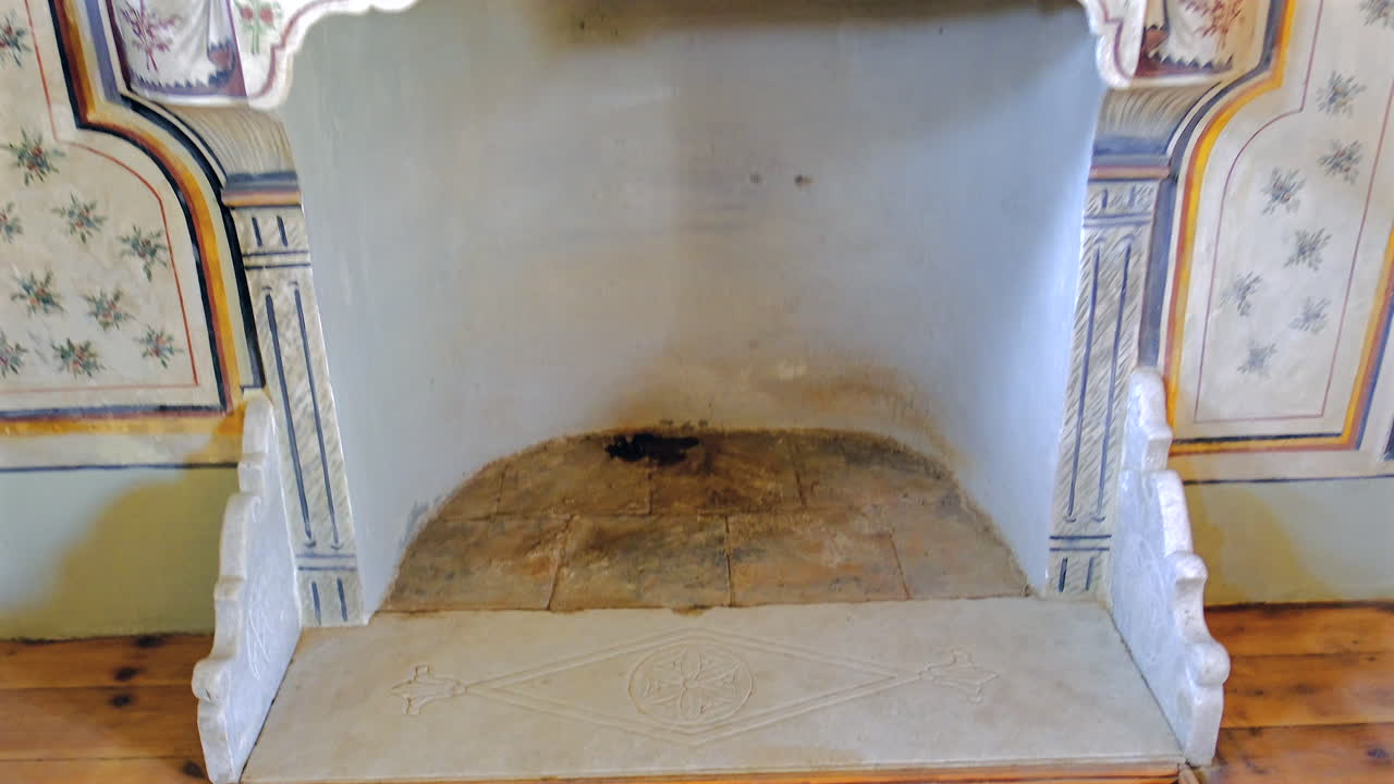 저택의 조각된 돌과 건축적 천장