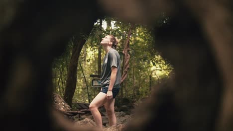 Tiro-De-Seguimiento-En-Cámara-Lenta-Hacia-Atrás-De-Una-Mujer-Excursionista-En-El-Bosque