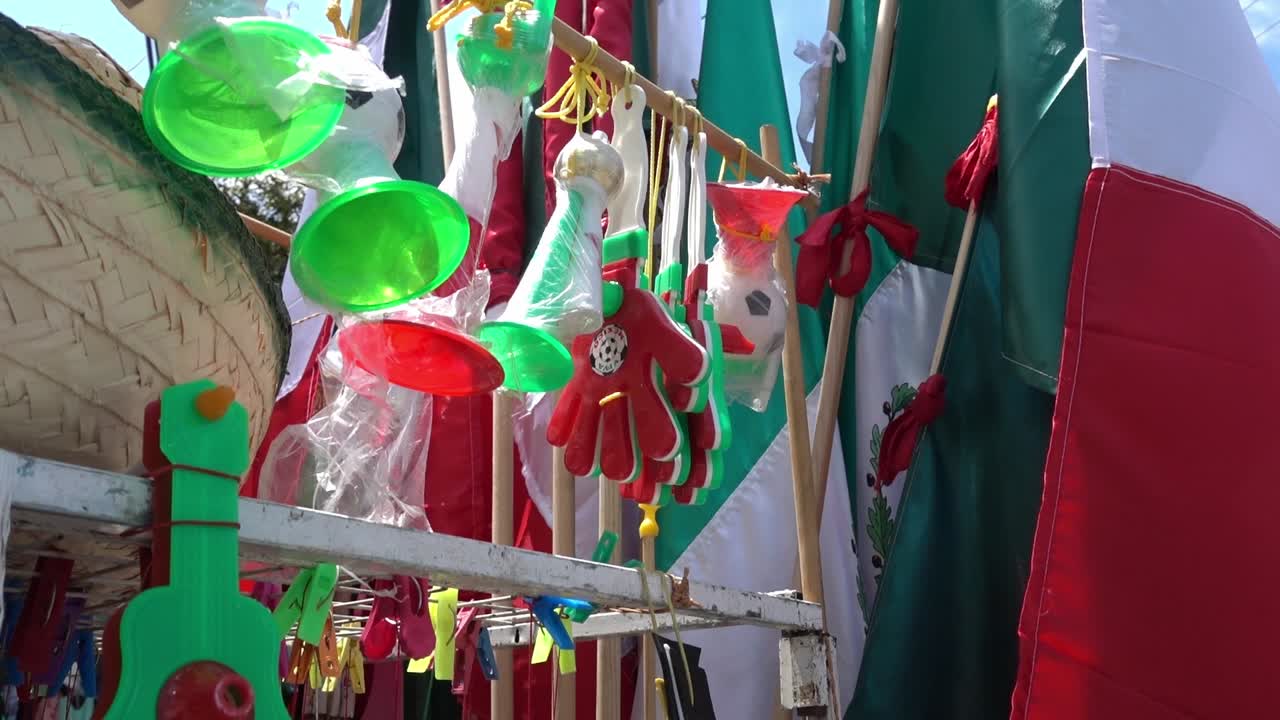 ornamentos tradicionais mexicanos vendidos em setembro para o feriado da guerra da independência do méxico