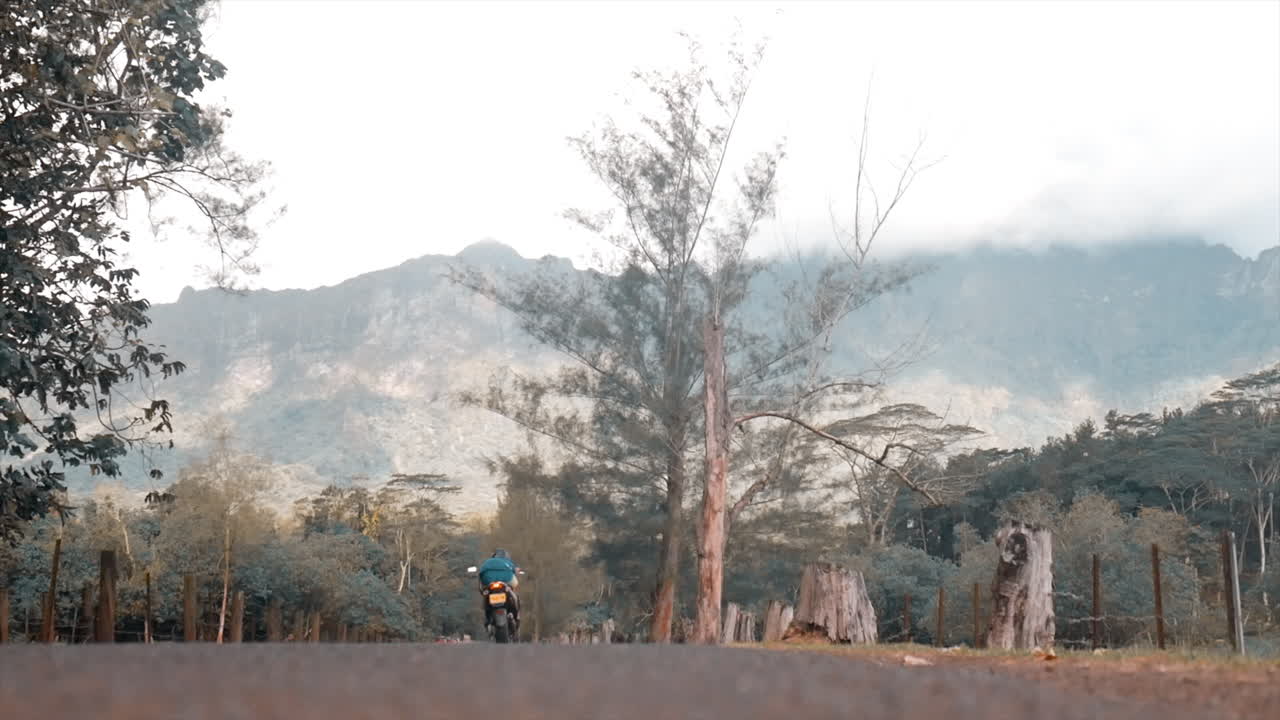 카메라 옆을 지나가는 오토바이 2대