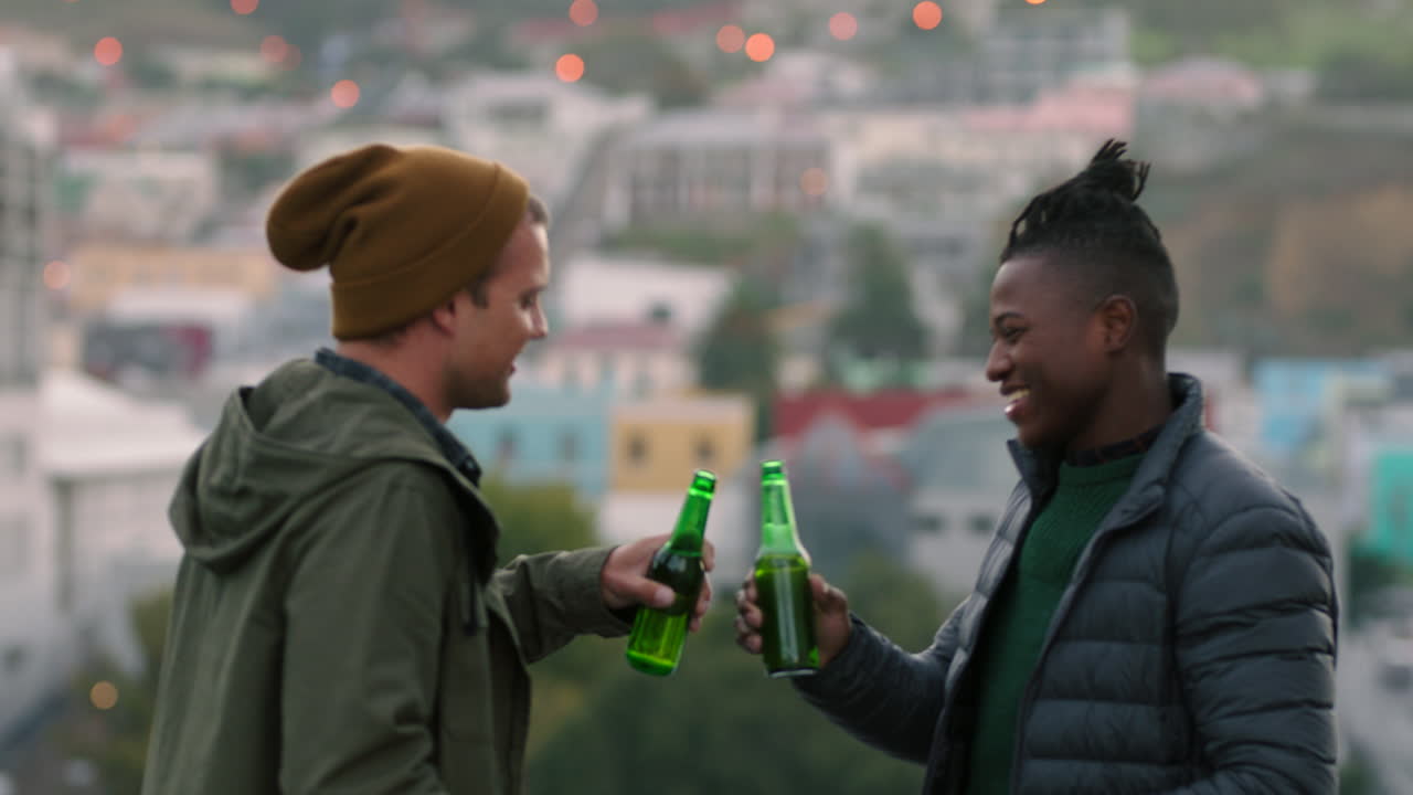 To venner nyder en drink med byudsigt