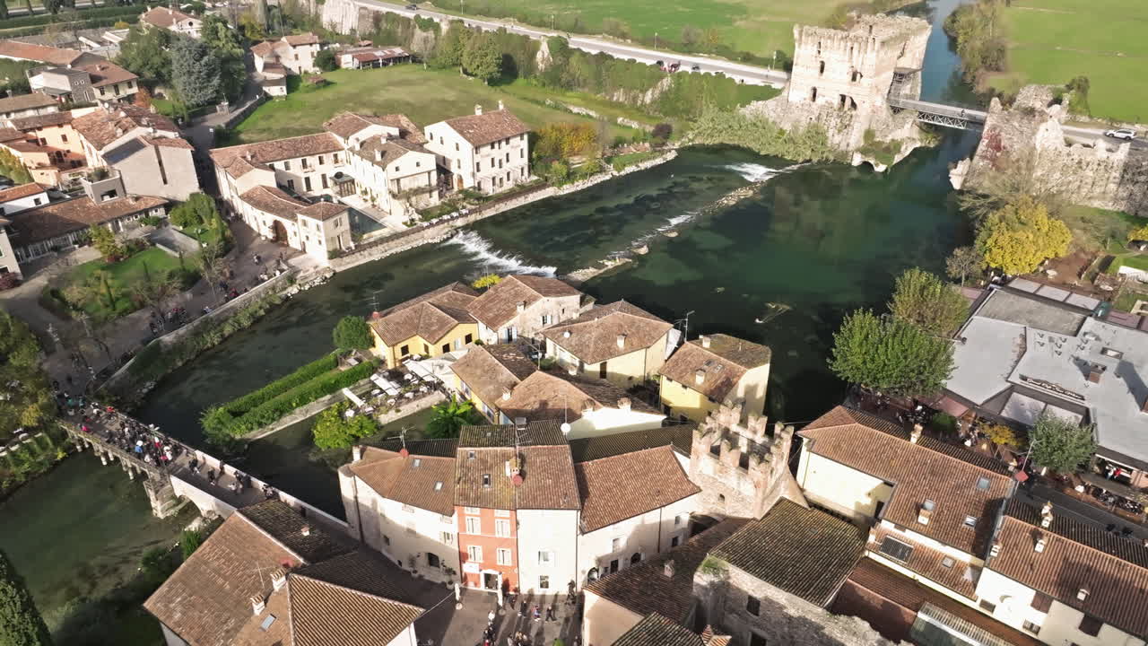 aldea fortificada a lo largo del río mincio, borghetto sul mincio en verona, italia