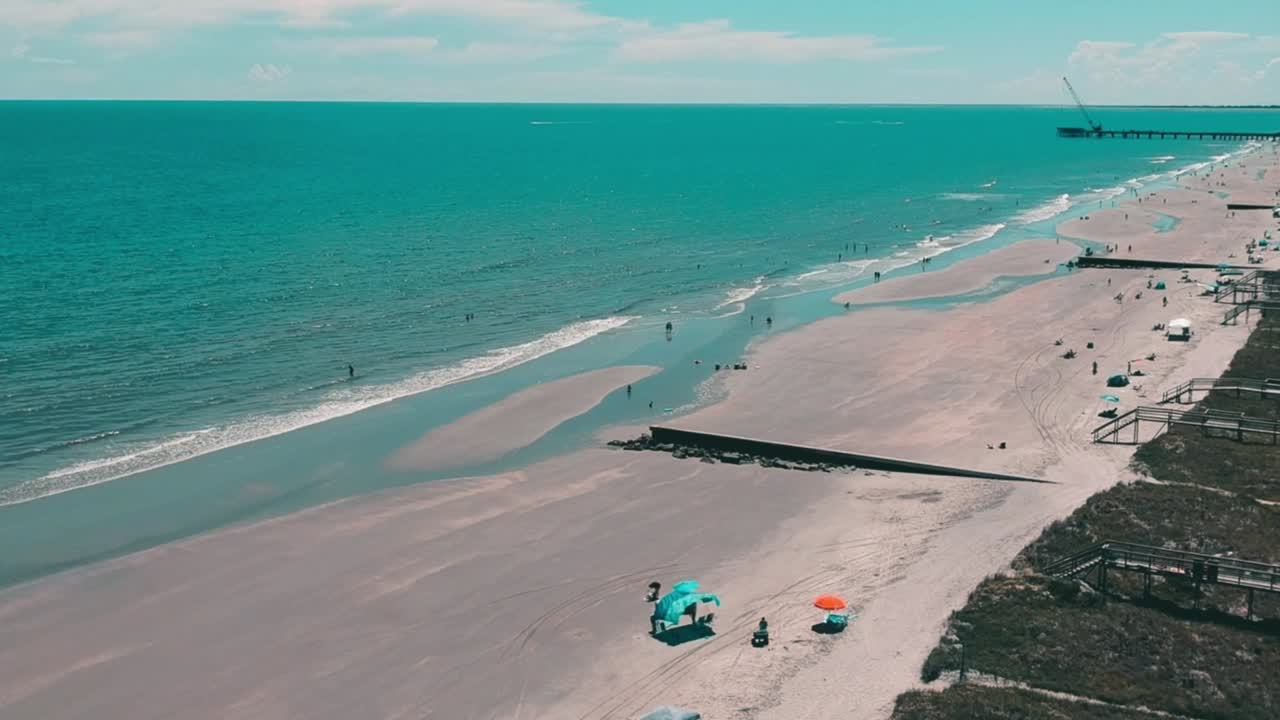 Condominios de playa con vista al mar desde dron