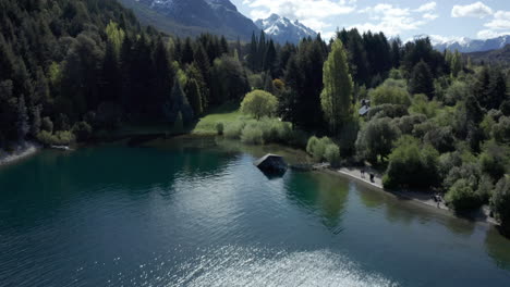 Antena---Lago-Moreno-Y-Colonia-Suiza,-Cerca-De-Bariloche,-Río-Negro,-Argentina,-Incline-Hacia-Adelante