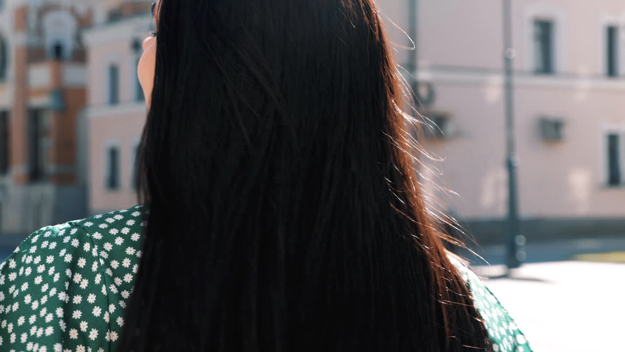 도시 거리에서 고 있는 여자