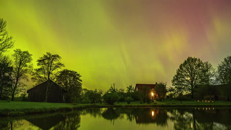 Reflejo-De-La-Colorida-Luz-Del-Norte-En-Un-Pequeño-Lago-Por-La-Noche-En-Europa