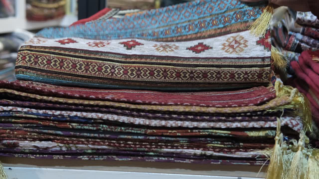 unge mand, der går i skoven.