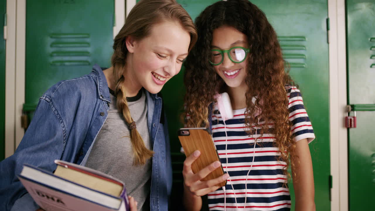 compartir la experiencia de la escuela secundaria en las redes sociales