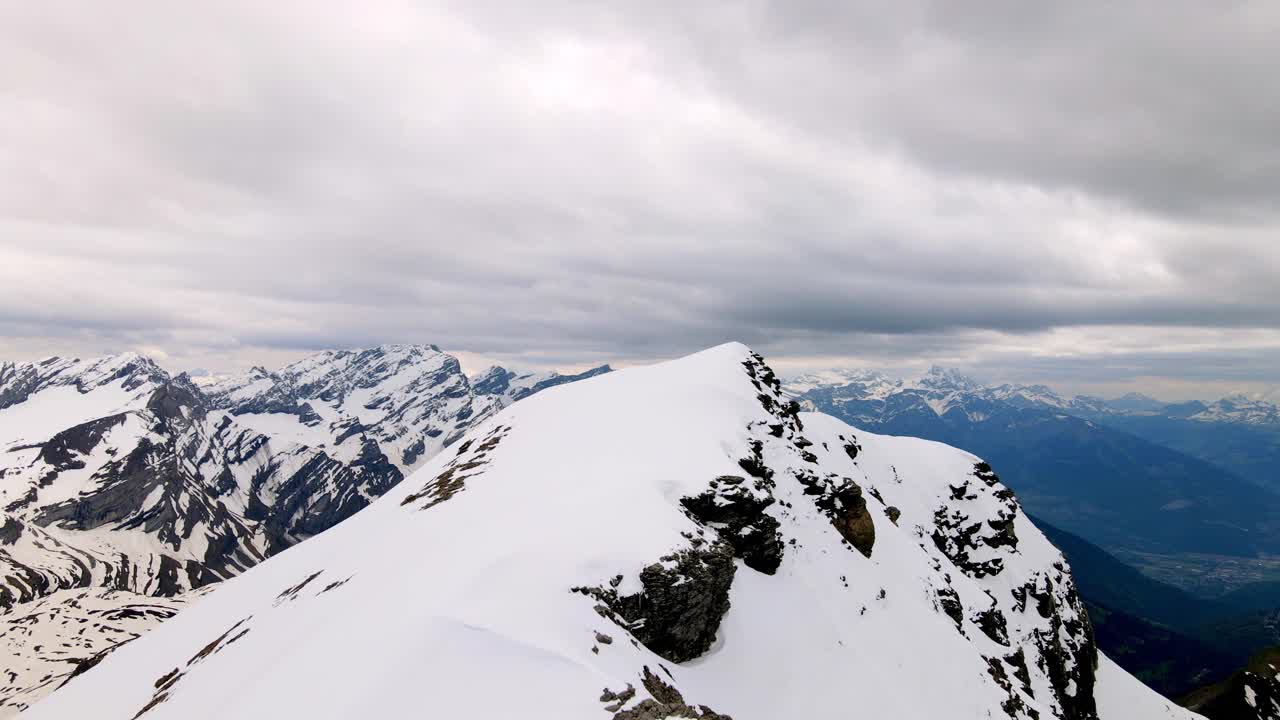 fotografía aérea de una montaña en los alpes suizos, cerca de la región de diablerets