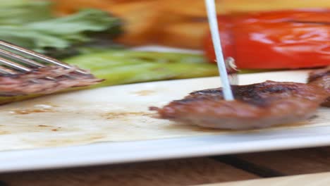 albóndigas a la parrilla con verduras