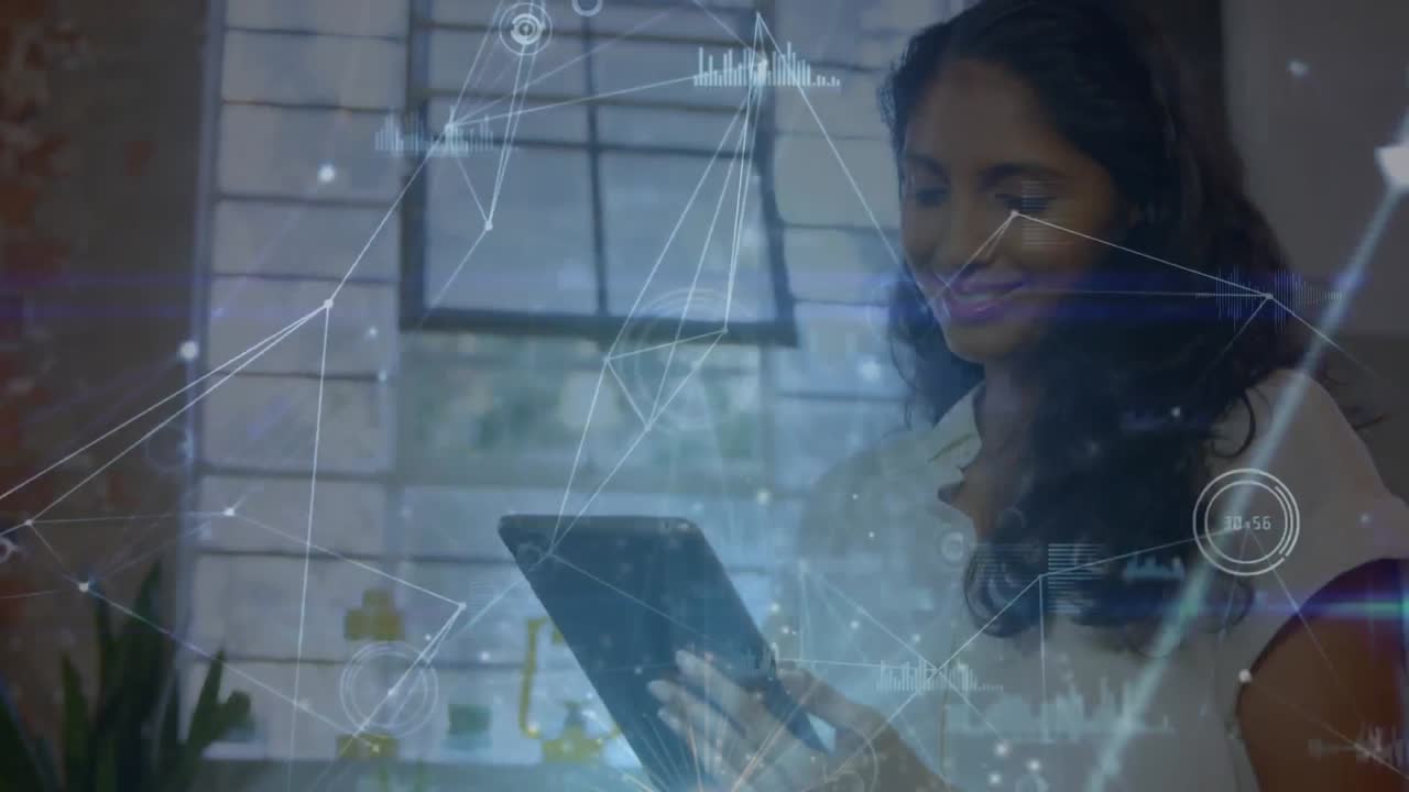 animación de la red de conexiones con procesamiento de datos sobre mujer de negocios biracial usando tableta.