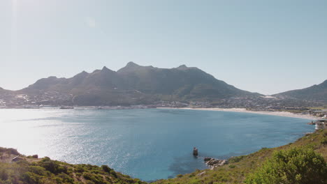 Vista-De-La-Costa-Y-El-Océano-Alrededor-De-La-Bahía-De-Hout-Y-El-Pico-Chapmans-En-Sudáfrica