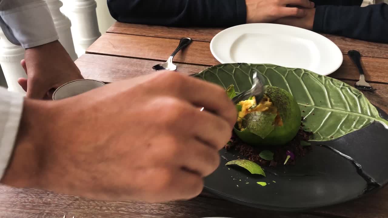 postre de camarero rompiendo esfera cocinado con helado de lúcuma, cacao ahumado, algarroba y chocolate con especias
