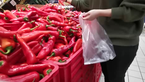 Chica-Comprando-Pimientos-Rojos-En-El-Hipermercado