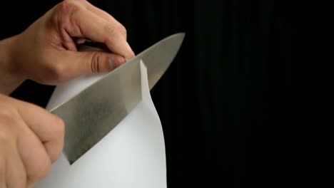 Papel-De-Corte-De-Cuchillo-Afilado-Con-Facilidad,-Demostración-De-Un-Cuchillo-De-Chef-Afilado