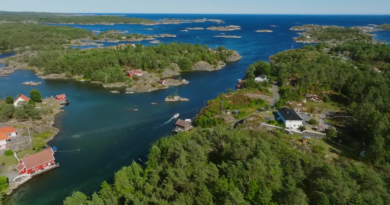 Vista aerea dell'arcipelago costiero a Høvåg Lillesand, Norvegia