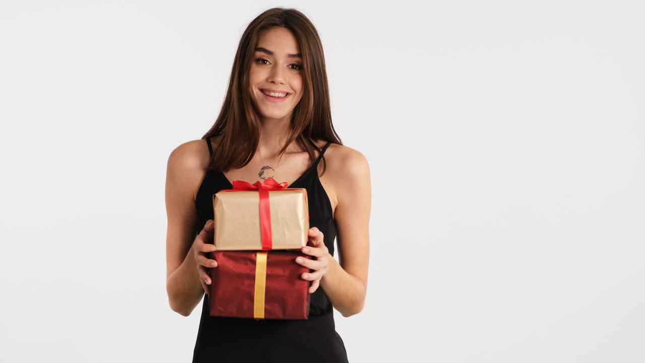 una mujer caucásica posando frente a la cámara.