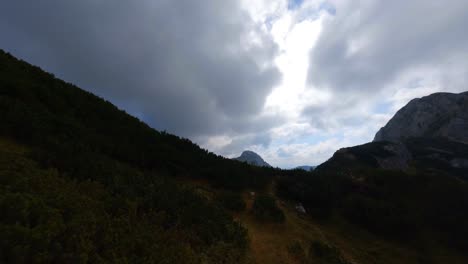 las imágenes de fpv se filmaron en las montañas eslovenas en los alpes con un dron volando rápido sobre hermosas montañas filmadas con una gopro con increíbles paisajes circundantes-3