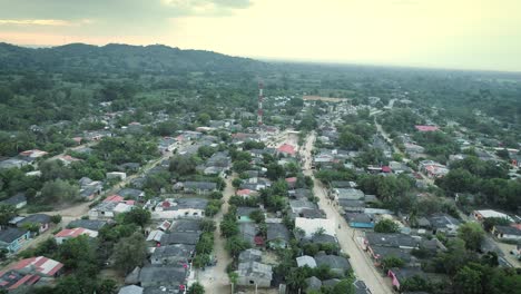 Una-Toma-Aérea-Con-Vistas-A-Un-Pueblo-Africano-De-Bajos-Ingresos