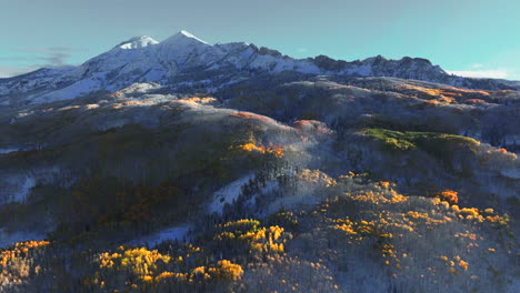 Escarchado-Crujiente-Frío-Congelación-Congelado-Mañana-Primera-Luz-Paso-Kebler-Colorado-Aéreo-Cinematográfico-Zumbido-Otoño-Invierno-Temporada-Chocar-Primero-Blanco-Nieve-Rojo-Amarillo-Naranja-álamo-Bosque-Bosque-Cielo-Azul-Hacia-Arriba