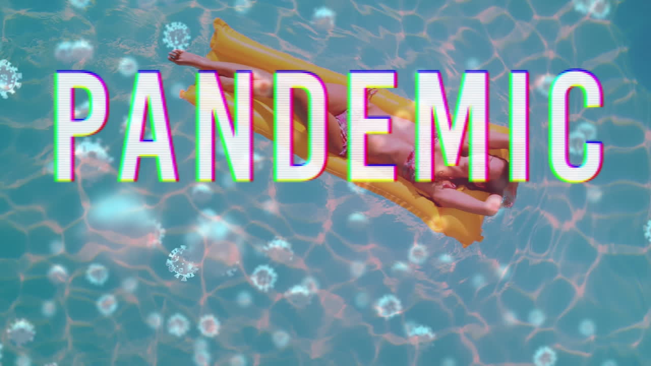 수영장 안의 여성을 향해 움직이는 전염병 텍스트와 코로나19 세포의 디지털 복합 비디오
