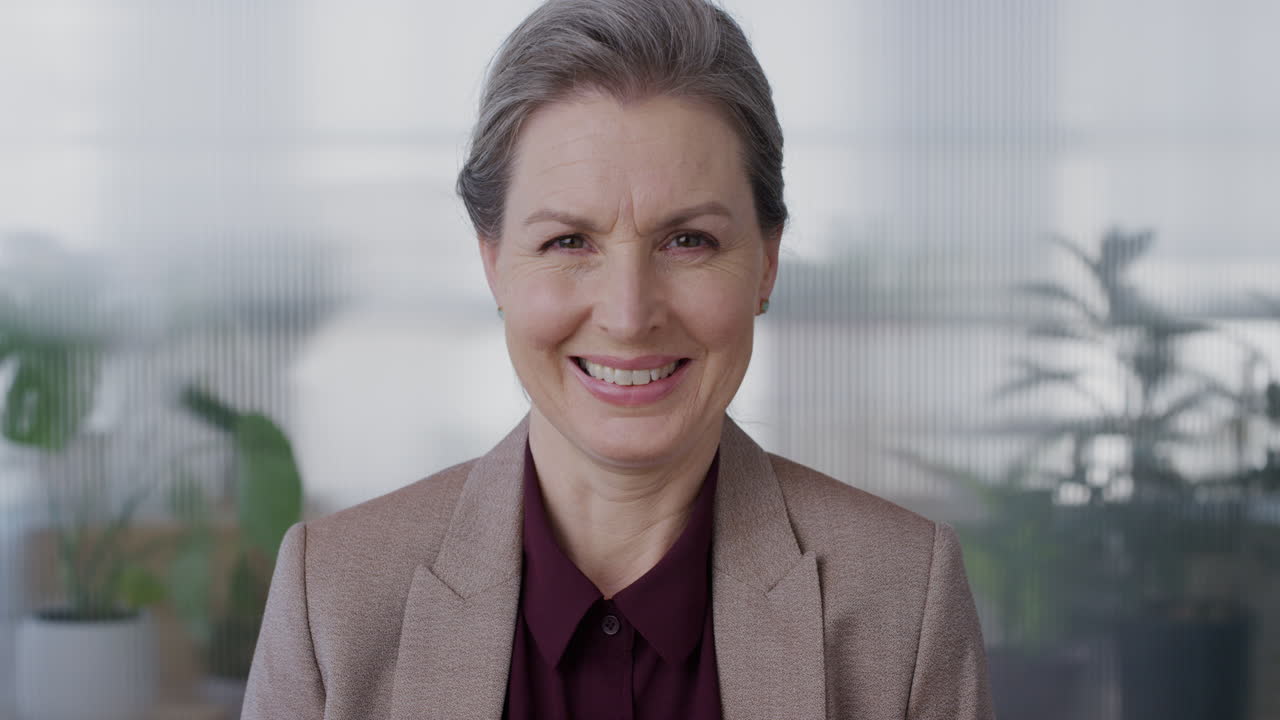 ritratto donna d'affari senior di successo capo sorridente godendo della carriera professionale stile di vita donna caucasica matura imprenditrice in ufficio