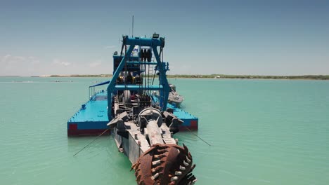 Drone-Girando-Alrededor-De-Un-Barco-De-Extracción-De-Arena.