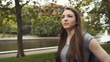 Junge-Studentin-Der-Universität,-Die-Neugierig-Den-Campus-Erkundet-Und-Erkundet