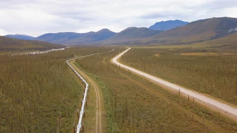 Toma-Aérea-Del-Sistema-De-Oleoductos-Trans-alaska-Y-La-Autopista-Dalton