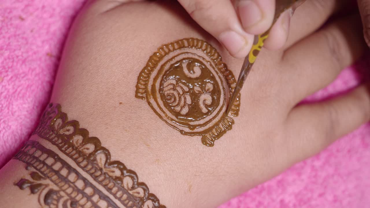 Disegno Mehndi sulla mano
