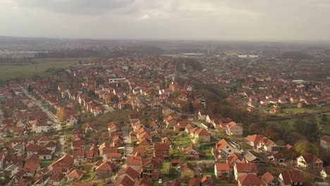 Casas-Y-Edificios-De-Techo-Rojo-En-La-Ciudad-De-Kraljevo,-Serbia