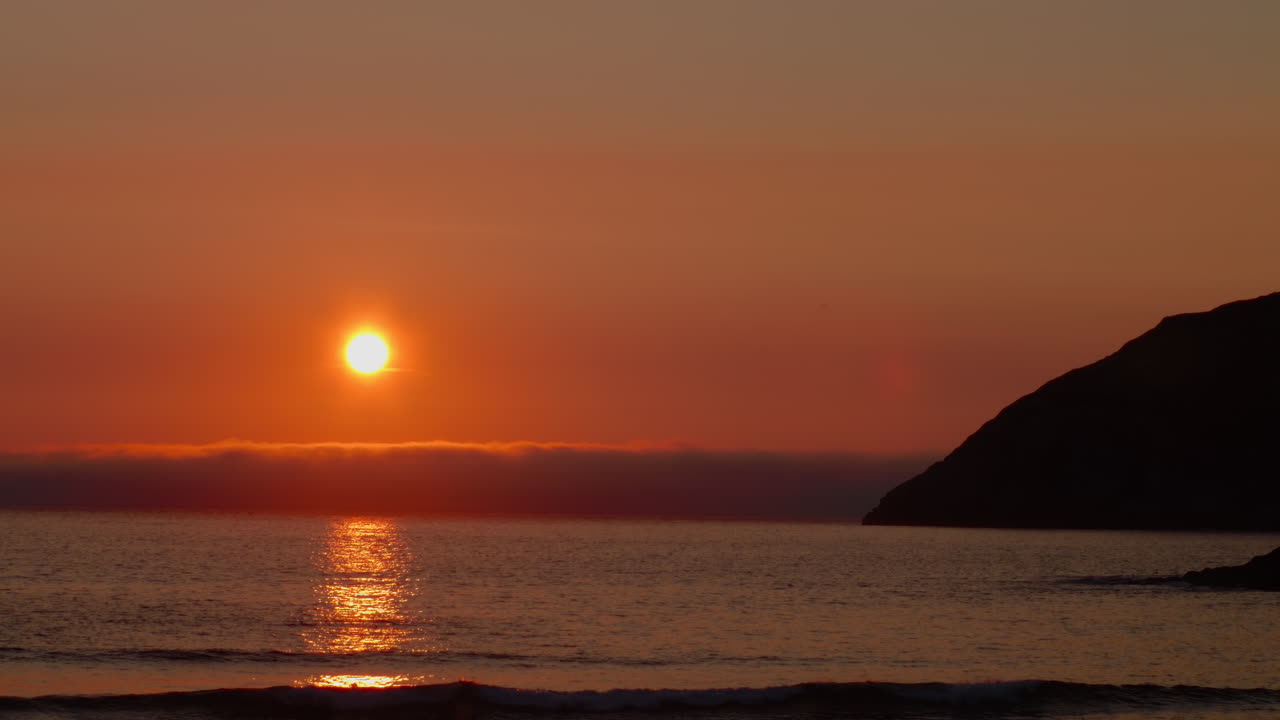 Auringonlasku Ervikin rannalla.